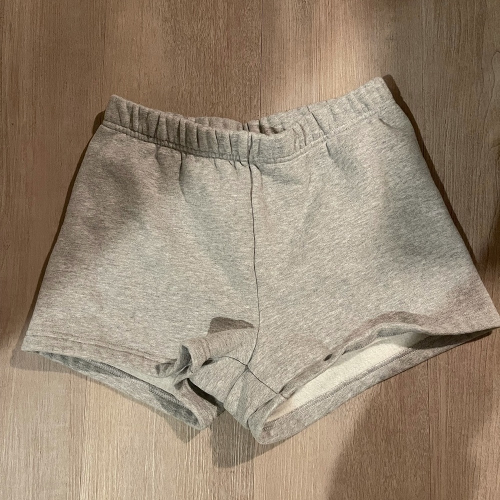 Too small for me. Only worn twice. Cozy fleece hi-rise 3” sweat shorts. Size XS.